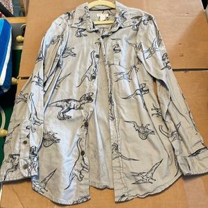 Kids button down long sleeve shirt, sleeves wrinkled, great condition, size L